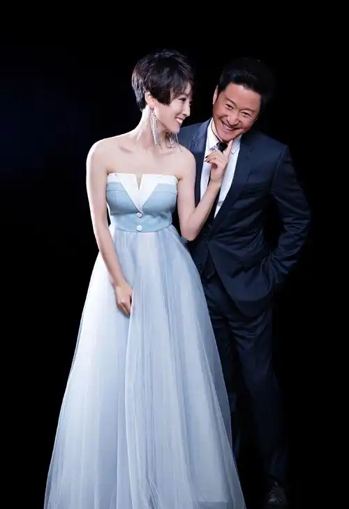 曝功夫巨星老婆婚内出轨,还对外称情人比老公要厉害,吴京王宝强躺枪!