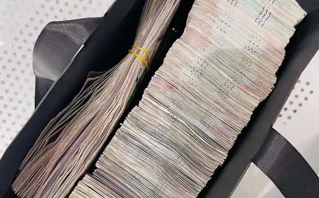 现金和护照在手才有机会抢到[社会社会]e.现金和护照在手才有 - 抖音