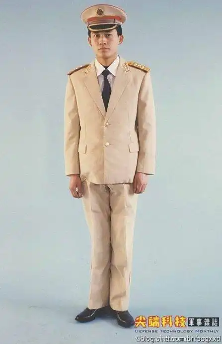 一套九十年代中期拍摄的八七式军服标准照