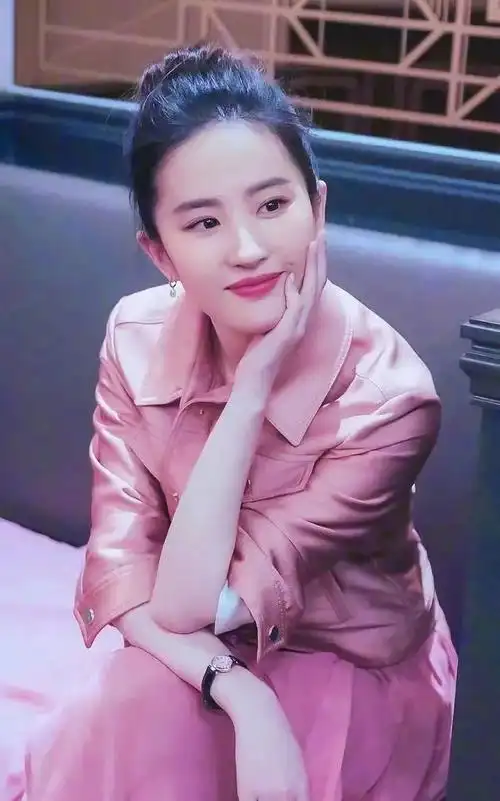 刘亦菲在工作中却无时不刻散发着仙气儿～一袭粉色的裙装绝对是开春最