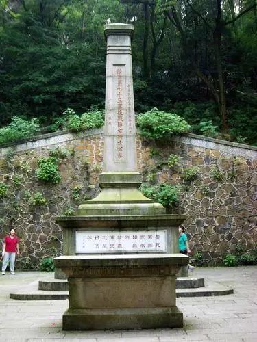 蔡锷墓黄兴墓所以有一种说法,一座岳麓山,半部近代史,半部辛亥史或半