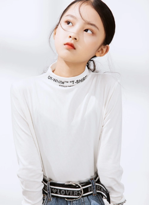 张若昀"妹妹"要火了!高颜值被全网制止整容,九岁的腿足有一米