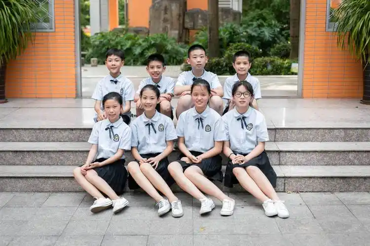 利用楼梯或者椅子,集体照队形摆起来.借助操场上的栏杆,把造型凹起来.