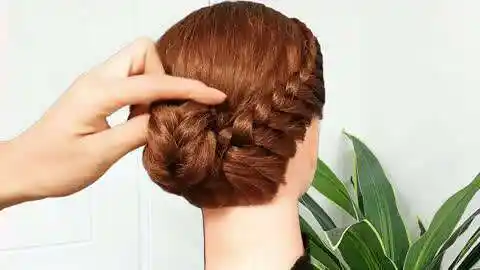 50岁的女人别总扎个马尾,试试这款减龄盘发,简单不费事