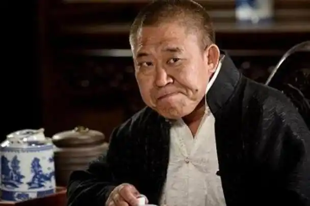 他是"坏人专业户",现实中却是人生赢家,如今家庭生活十分幸福