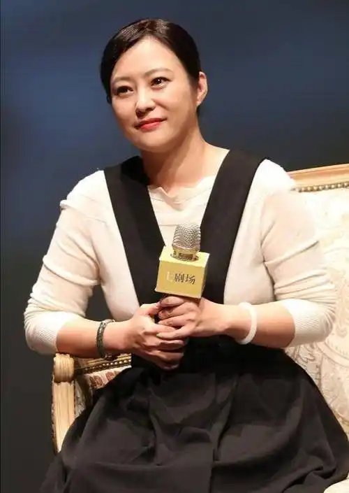 43岁郝蕾现身活动,黑色背带裙配打底衫,150斤身材太真实_穿着_设计