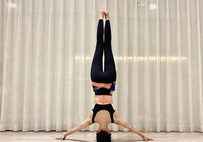 原创原创有种励志叫王子文练瑜伽姿势越来越高级装备越来越少