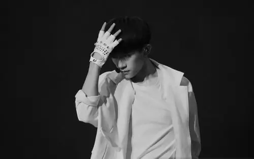 超酷易烊千玺黑白壁纸_高冷酷帅的千玺_明星图片