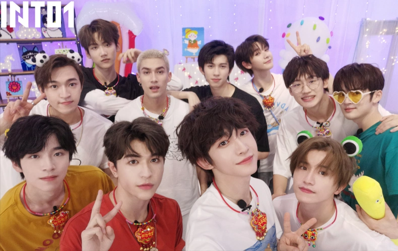 into1出现了五个争门面的人来看看谁的颜值当门面是无悬念的