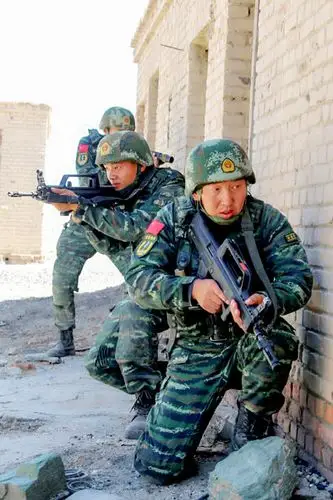 然而就是这位不起眼的中年军人,武警新疆总队某支队支队长,一次次亲历