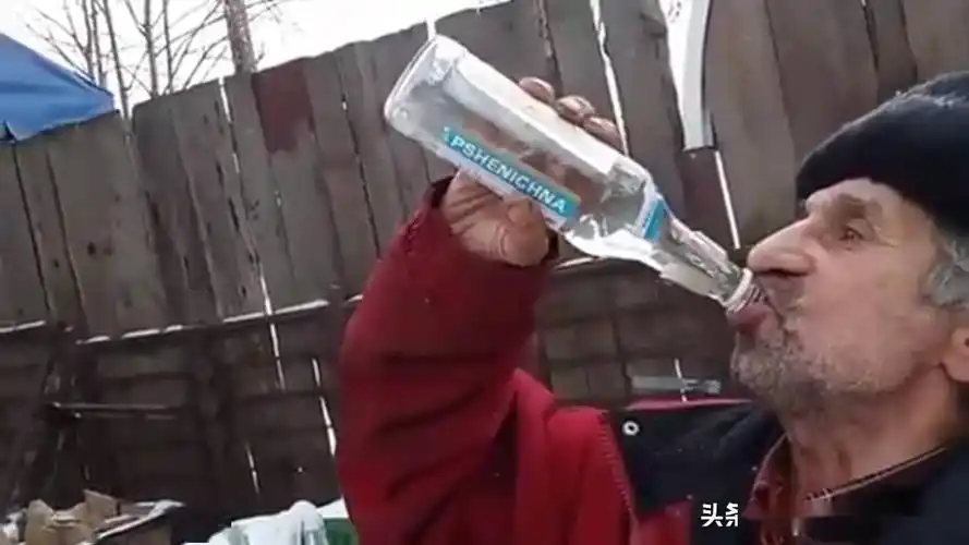 究竟如何正确地喝伏特加对外国而言是一门学问,俄罗斯人喝伏特加习惯