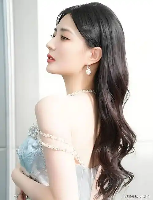 饱满丰腴太性感了!徐璐惊艳写真赏