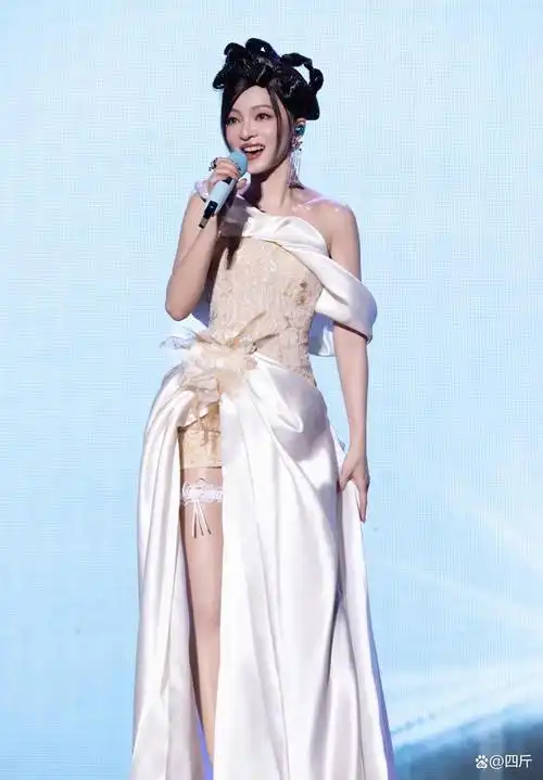 张韶涵穿吊带丝袜被批擦边舞台卖力演出变了味迷惑造型引热议