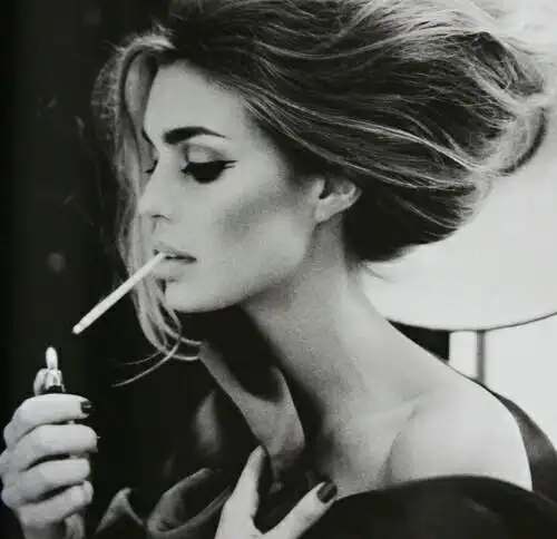 头像欧美女生黑白