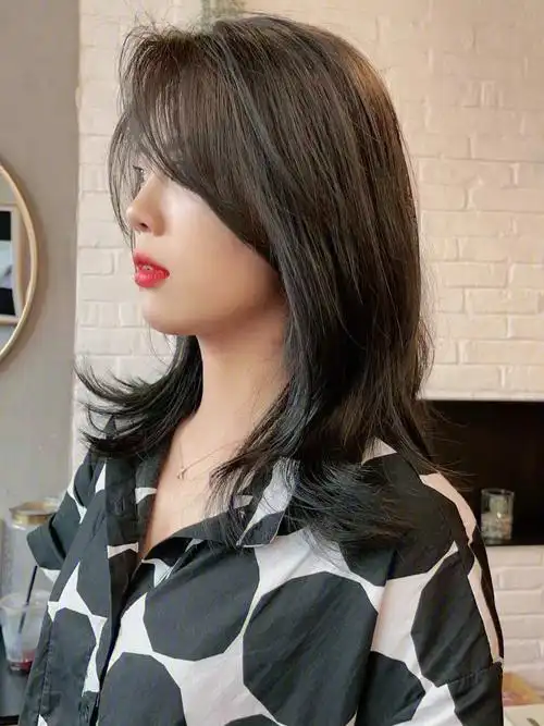 层次的锁骨发看起来很显发量头顶蓬松给人一种软糯的感觉99刘海部分