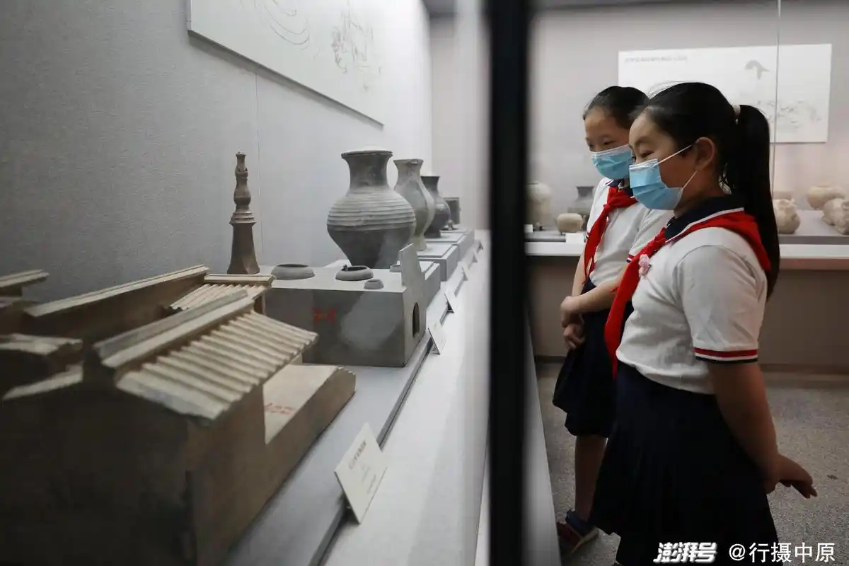 5月18日,河南省焦作市温县博物馆工作人员为温县第一实验小学学生讲解