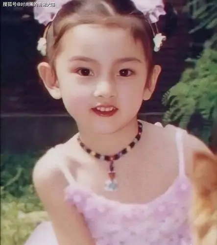原创女明星童年照彰显优越基因,贾玲美到认不出,章子怡娜扎秀气高级