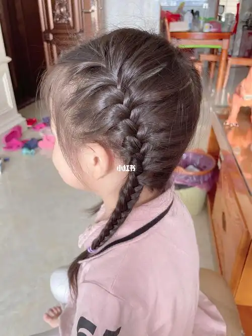 今天给女儿扎一个鱼骨辫加发双马尾发型