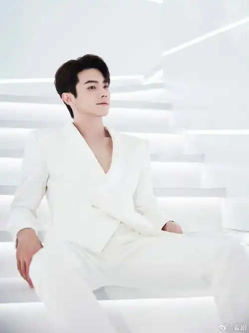 许凯#纯白西装套装大片送达,干净优雅又帅气的soso我一整个爱住好