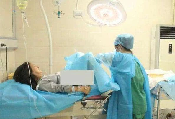 产妇顺产时,突然挣扎大声喊"啥东西夹到我了",医生:吓我一跳