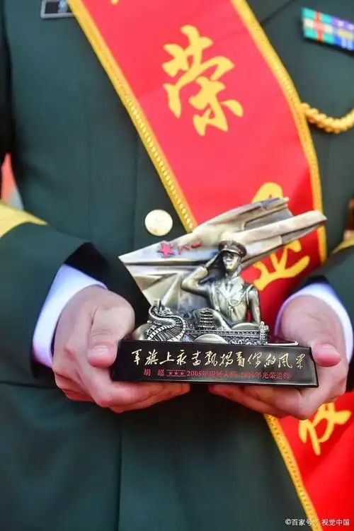 军胸牌是军人身上闪亮的标志,它既代表着军人的身份和职责,也是部队