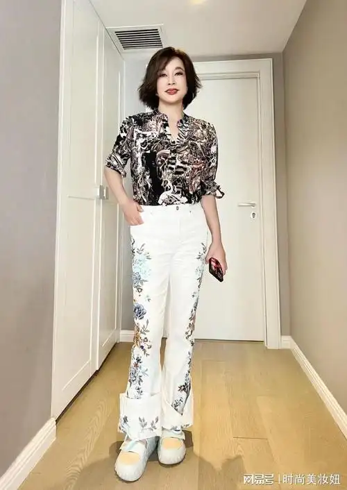 73岁刘晓庆状态真年轻白色t恤红色短裤没有一点奶奶样