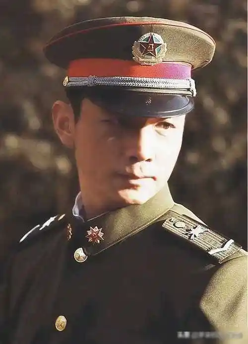 他曾因打架被北电开除,演技一级棒,却几十年不温不火_邢佳栋_演艺