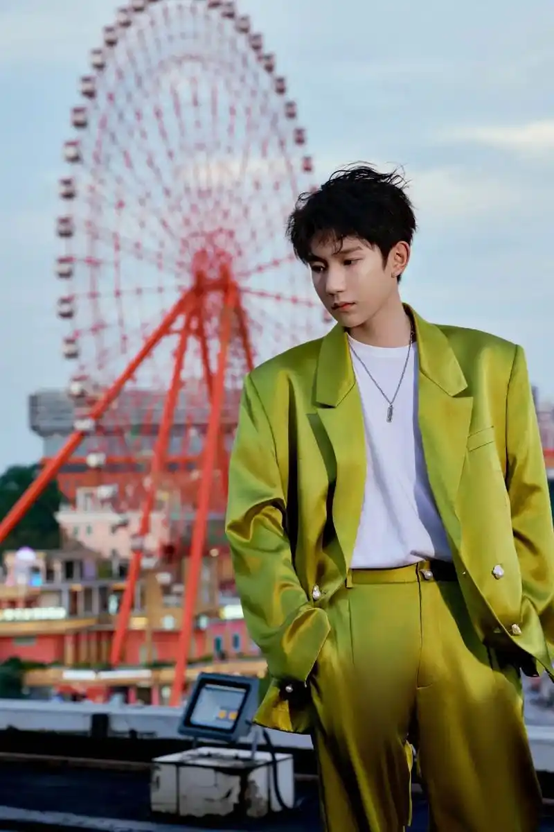 绿色西装小源.#王源摩天轮大片 #王源 - 抖音