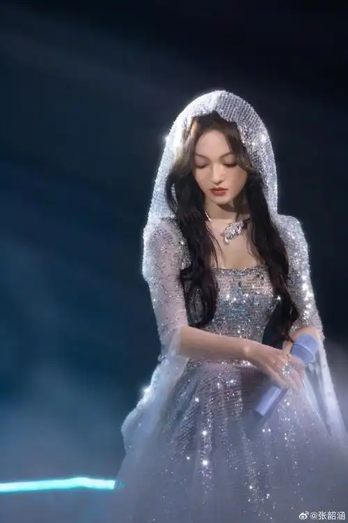 四川卫视新年演唱会##张韶涵把璀璨星河穿在身上