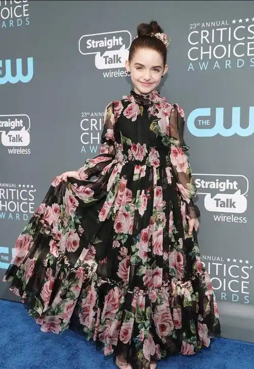 小童星麦肯娜·格瑞丝,被誉为"人间天使",美貌与智慧并存_美得_小姑娘