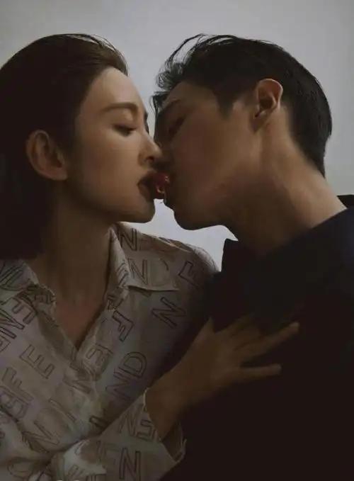 别的不说,光张若昀和唐艺昕接吻的照片就足足有三张,而且都是不同姿势