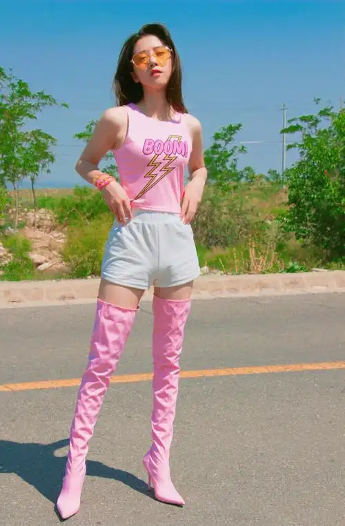 简介:李凯馨粉色系时尚穿搭微博美照图片,分享一组李凯馨图片给大家