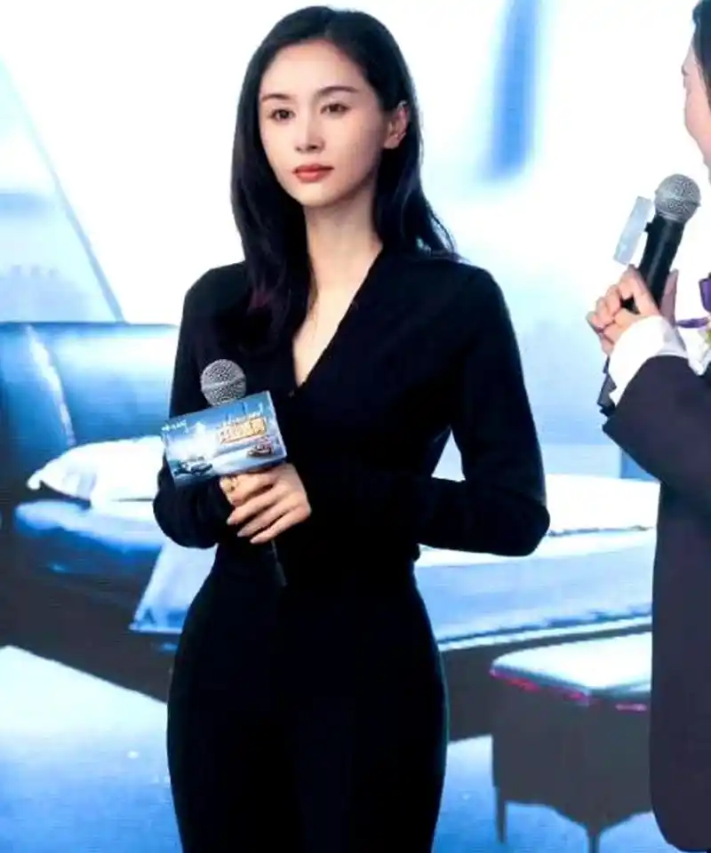 王子文的身高只有一米五,却穿出了一米八的视觉效果,身材比例非常完美