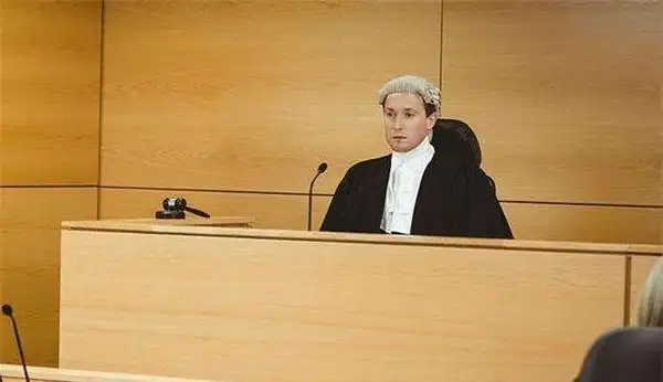 香港电视里的法官为什么都戴一个白色假发有什么特殊含义吗