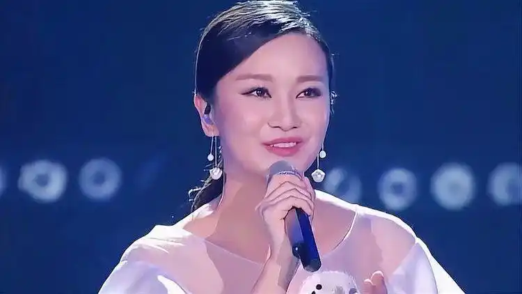 安徽歌手陈燕妮,嗓音绵柔深情,雷佳听后都动容