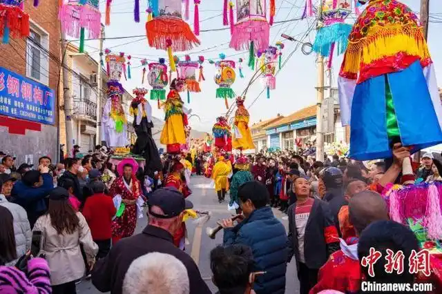 隆化县何三屋村庙会现场. 蒋向阳 摄