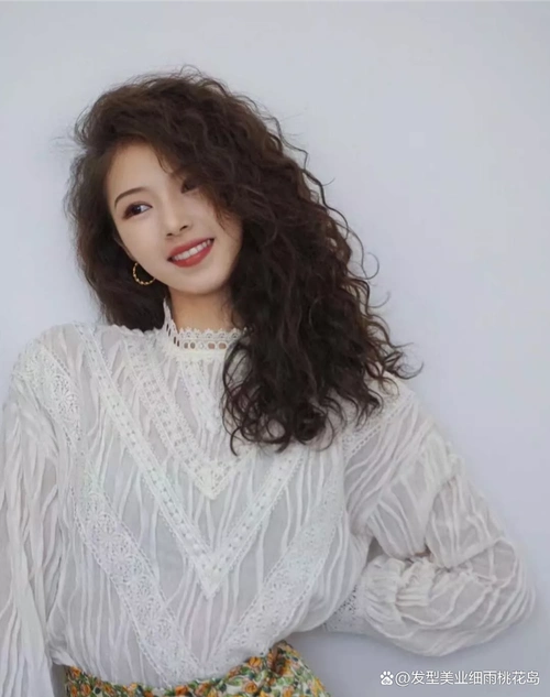 毛茸茸的羊毛卷显发量,复古有女人味,烫过的羊毛卷一定要把刘海也烫一