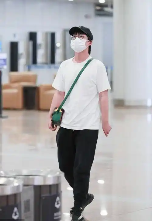 郭麒麟变身精致"猪猪男",黑白配干净清爽,背上挎包人更是有型_效果