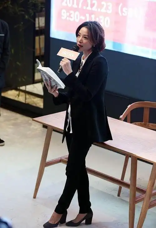 想提升气质并不难,主持人董卿穿着随意也很优雅,学学她的穿搭