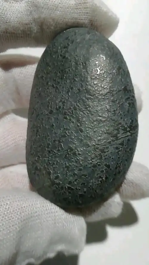 分享一颗奇特漂亮的深灰色碳质石质石陨石无磁,朋友好久没联系想我没