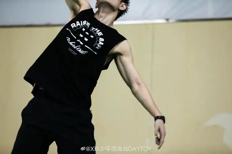 肖战肌肉哥你也露个腹肌