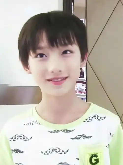 11岁的时候,丁程鑫被公司时代的女童子军迷住了,家人觉得可以多学习.