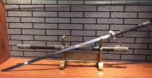 冷兵器时代的神器斩马刀据说可以把马劈成两半而得名