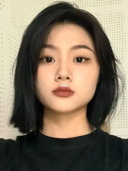 方脸短发
