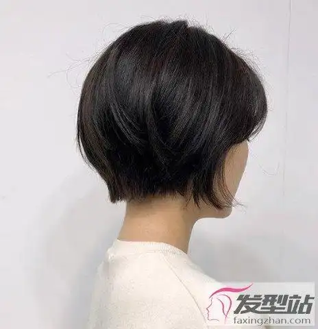 女生黑色短发不烫不染 清新自然女神气质十足_发型站_最新流行发型