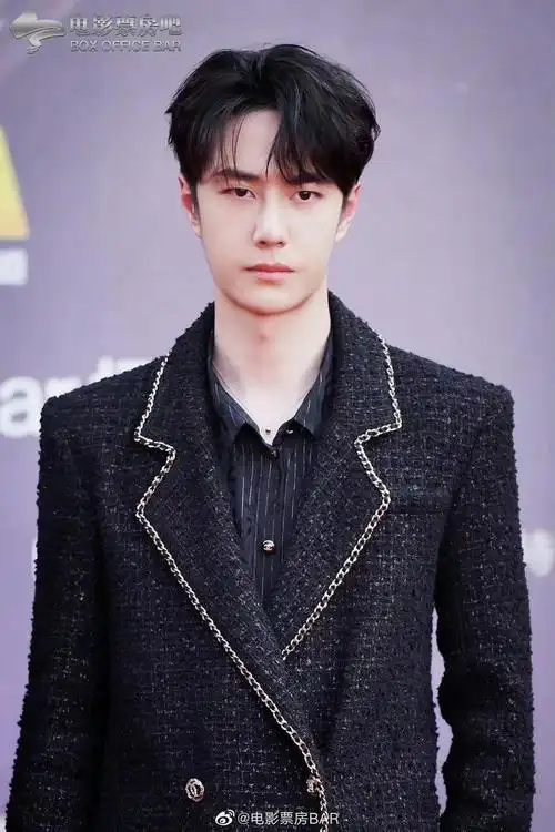 帅的@uniq-王一博 67王一博微博电影之夜红毯图黑色小香风外套造型