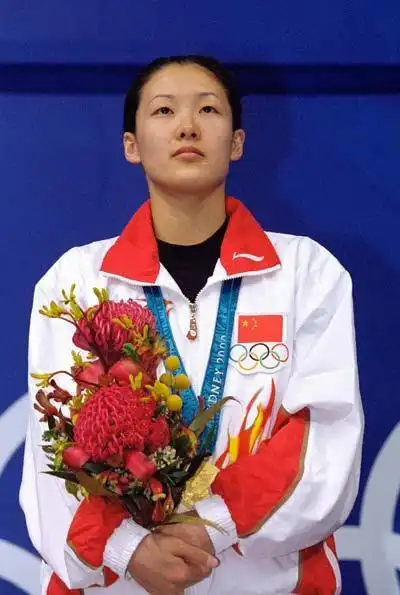 伏明霞作为当之无愧的跳水女皇,伏明霞在香港亦很受欢迎.