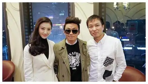 景甜和王宝强出席活动,王宝强负责耍帅,景甜负责好看!