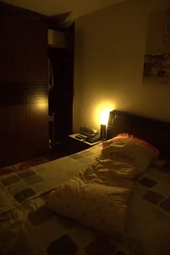 爷爷的卧室,奶奶去世了之后爷爷的房间就是一个枕头,一条被.黄黄的灯.