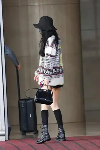 原创杨幂毛衣搭配马丁靴尽显大长腿优势既显气质又有女人味